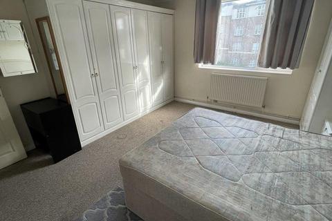 1 bedroom in a house share to rent, Phildor Court, Princes Park Avenue, London