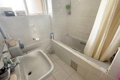 1 bedroom in a house share to rent, Phildor Court, Princes Park Avenue, London