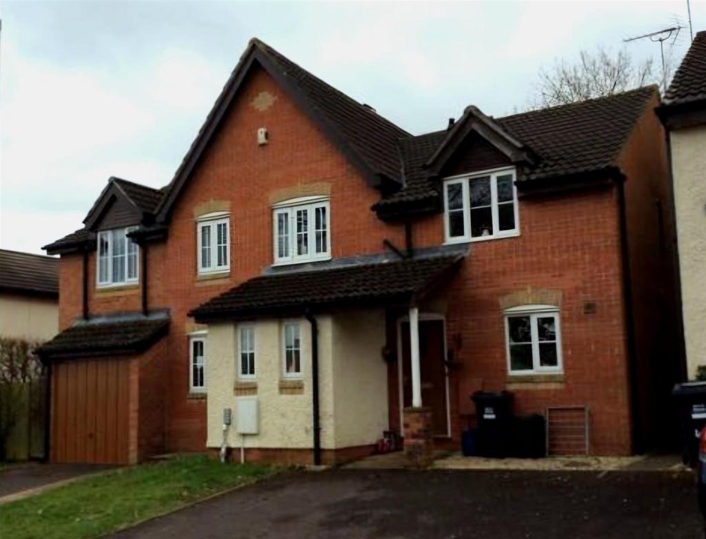 47 Parklands Front.jpg