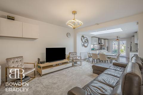 3 bedroom semi-detached bungalow for sale, Greenleafe Drive, Barkingside, IG6