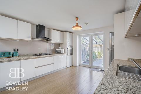 3 bedroom semi-detached bungalow for sale, Greenleafe Drive, Barkingside, IG6
