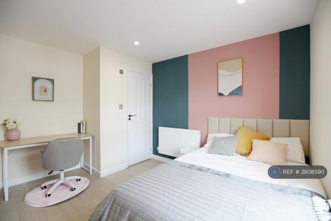1 bedroom in a flat share to rent, Upper Richmond Road West, London, SW14
