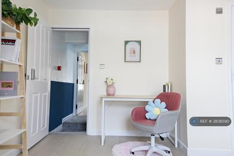 1 bedroom in a flat share to rent, Upper Richmond Road West, London, SW14