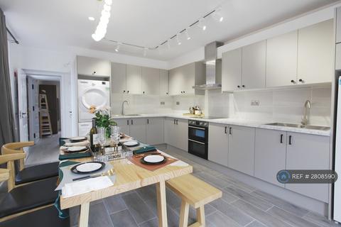 1 bedroom in a flat share to rent, Upper Richmond Road West, London, SW14