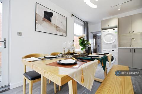 1 bedroom in a flat share to rent, Upper Richmond Road West, London, SW14
