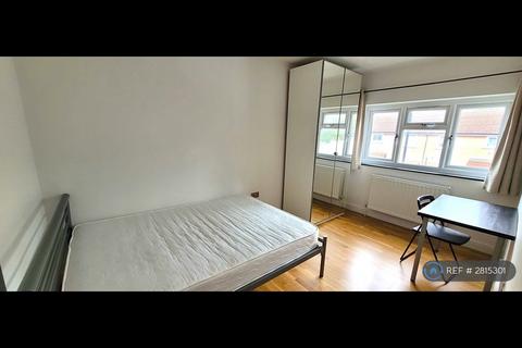1 bedroom in a house share to rent, Milton Court Road, London, SE14
