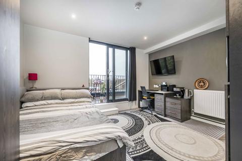 Studio to rent, Kenton Road, Harrow HA3