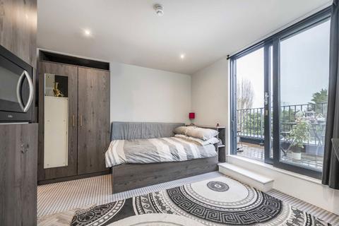 Studio to rent, Kenton Road, Harrow HA3