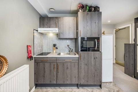 Studio to rent, Kenton Road, Harrow HA3