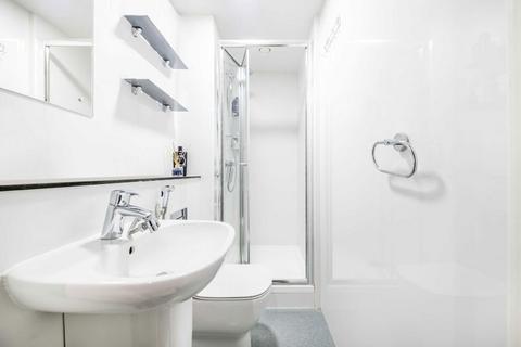 Studio to rent, Kenton Road, Harrow HA3