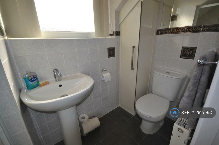 En Suite To Master Bedroom Pic 1