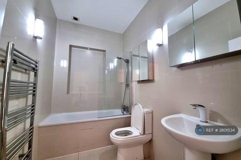 Studio to rent, Golders Green Road, London, NW11