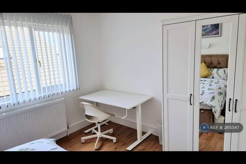 1 bedroom in a house share to rent, Ashford, Ashford, TW15
