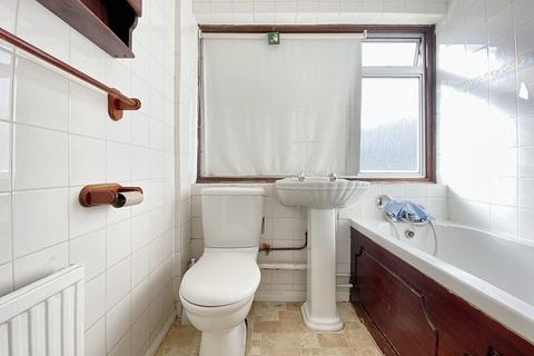 3 bedroom terraced house to rent, Waylands, Hayes, UB3