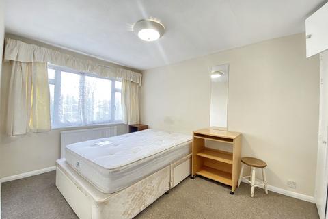 3 bedroom terraced house to rent, Waylands, Hayes, UB3