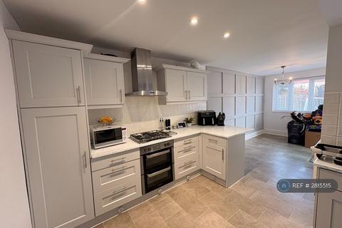 3 bedroom semi-detached house to rent, Ravenswood Avenue, Surbiton, KT6