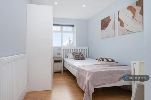 1 bedroom in a house share to rent, St Georges Road, Richmond, TW9