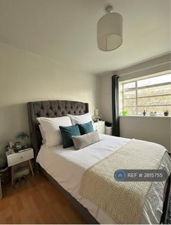 1 bedroom in a flat share to rent, Eastman House, London, SW4
