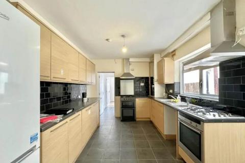 5 bedroom house to rent, Woodlands Road, Southall, Middlesex