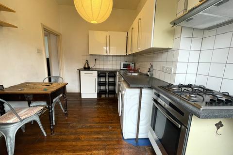3 bedroom flat to rent, Blackstock Road, London N4