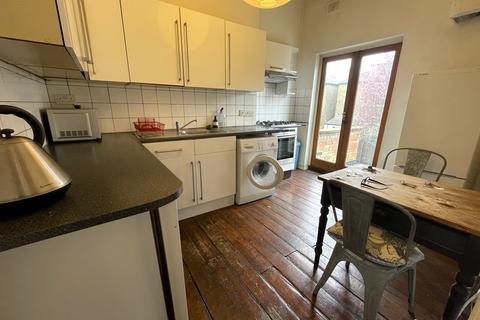 3 bedroom flat to rent, Blackstock Road, London N4