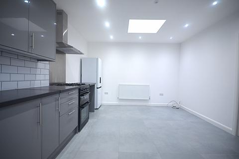 1 bedroom chalet to rent, Eastern Avenue, Ilford, IG2