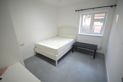 1 bedroom chalet to rent, Eastern Avenue, Ilford, IG2