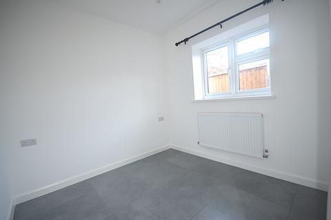1 bedroom chalet to rent, Eastern Avenue, Ilford, IG2