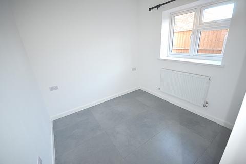 1 bedroom chalet to rent, Eastern Avenue, Ilford, IG2
