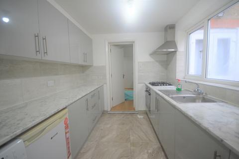 3 bedroom terraced house to rent, Sherrard Road, E12 6UG