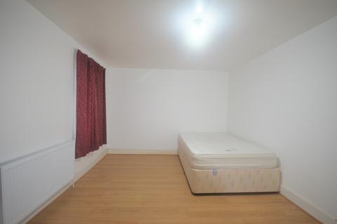 3 bedroom terraced house to rent, Sherrard Road, E12 6UG