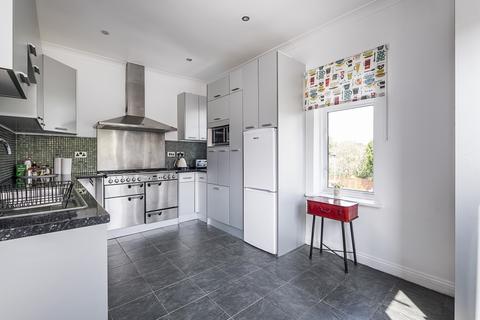3 bedroom flat to rent, Percy Road Hampton TW12