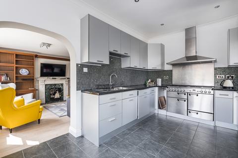 3 bedroom flat to rent, Percy Road Hampton TW12