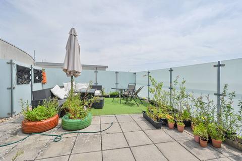 1 bedroom flat to rent, Banstead Court, Shepherd's Bush, London, W12