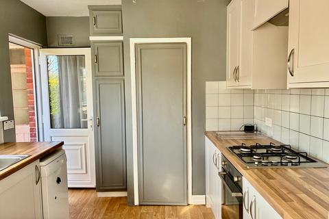 2 bedroom flat for sale, Beaconsfield Road, Epsom, KT18