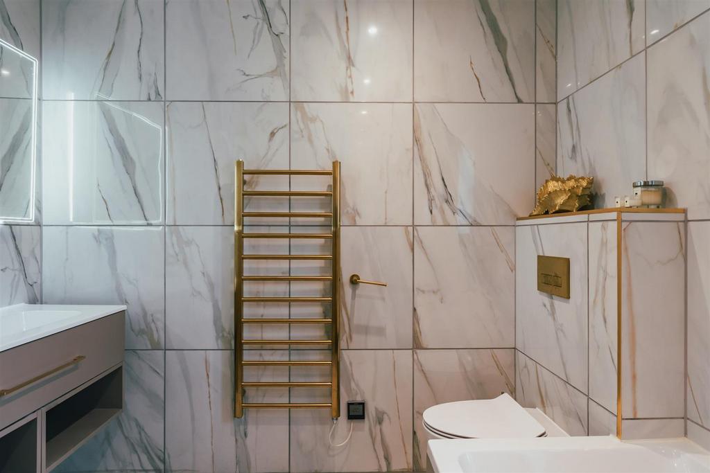 Master En-Suite Bathroom