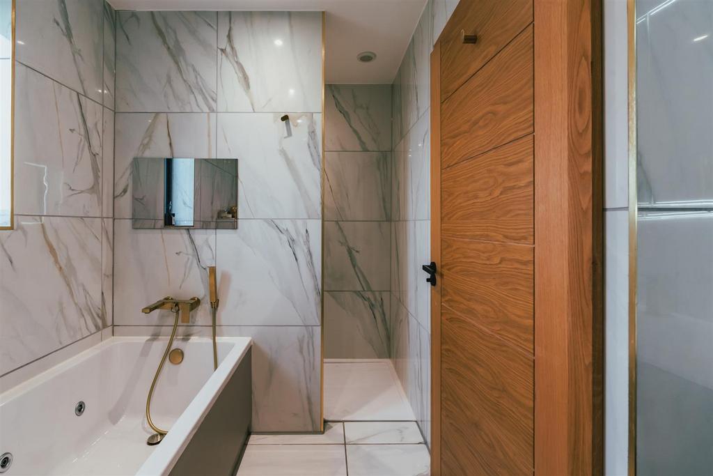 Master En-Suite Bathroom