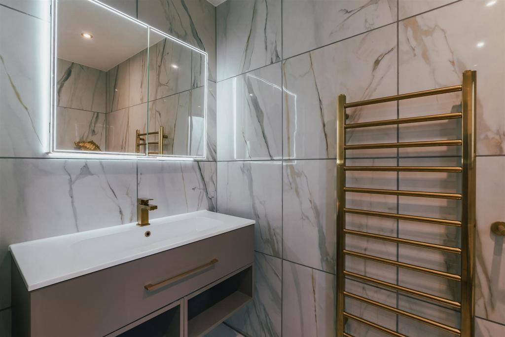 Master En-Suite Bathroom