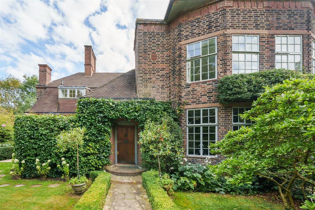 Detached house exterior, garden