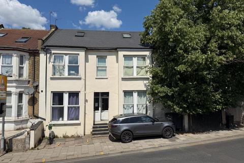 Studio to rent, Acton Lane, London, NW10