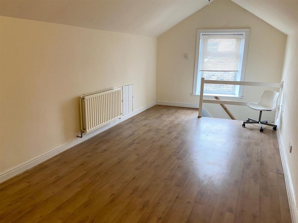 Attic bedroom 4.jpg
