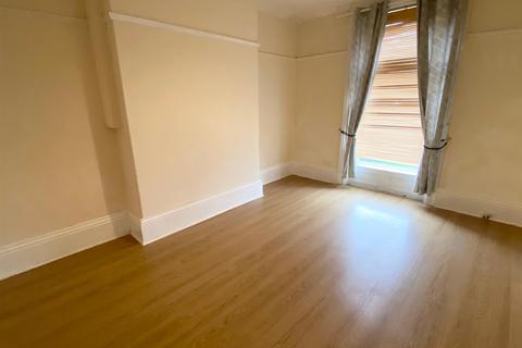 4 bedroom end of terrace house for sale, Syringa Street, Huddersfield