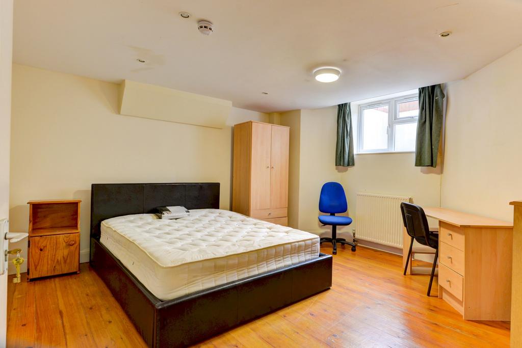 Bright, simply furnished double bedroom with a ...