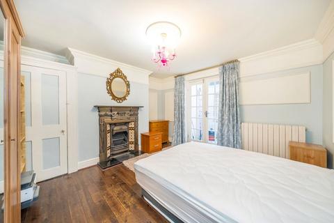 3 bedroom flat to rent, Barclay Road, London SW6