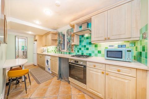 3 bedroom flat to rent, Barclay Road, London SW6
