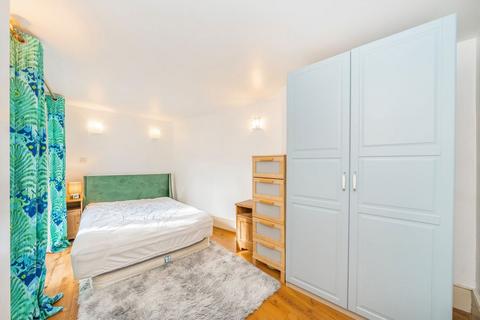 3 bedroom flat to rent, Barclay Road, London SW6