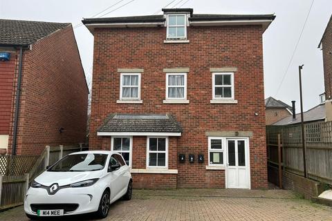 2 bedroom flat to rent, Goddington Road, Strood