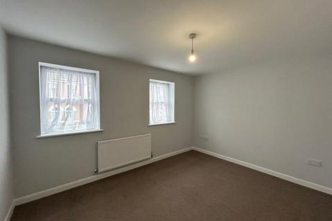 2 bedroom flat to rent, Goddington Road, Strood