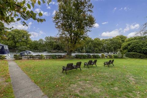 2 bedroom flat to rent, Broom Park, Teddington TW11