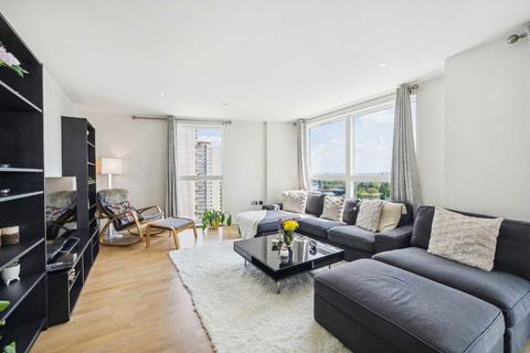 3 bedroom flat for sale, Pump House Crescent, Brentford TW8